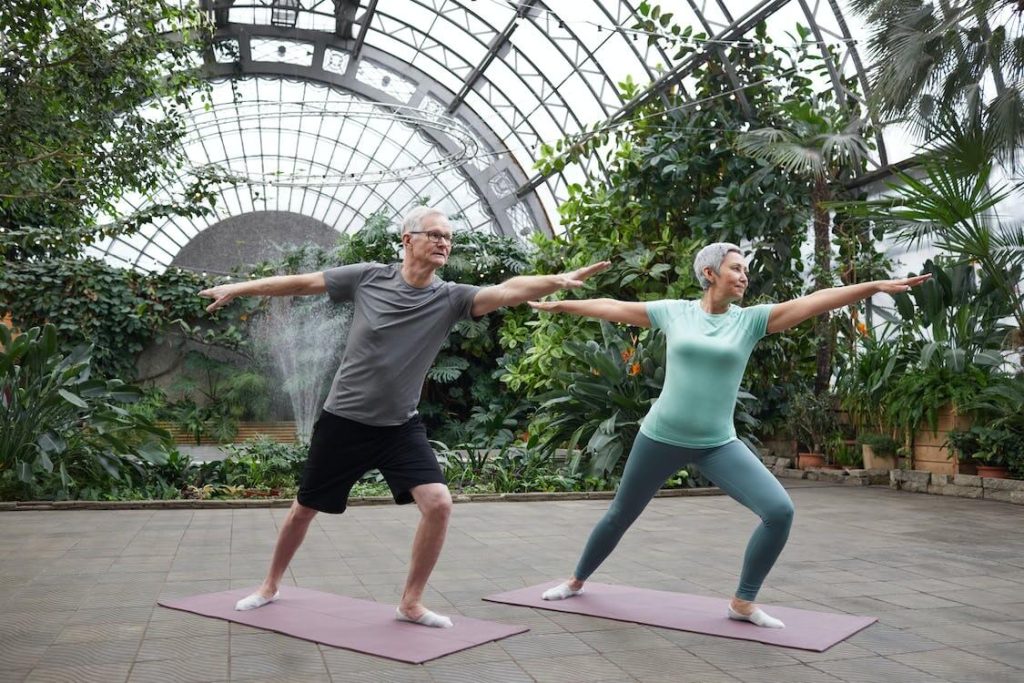 couple âgé pratiquant le yoga