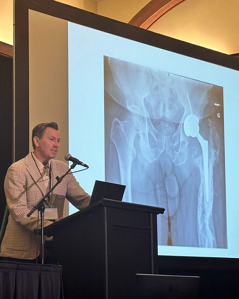 Dr Yves Laflamme lors de la réunion annuelle de l’AOQ (Association Orthopédique du Québec)
